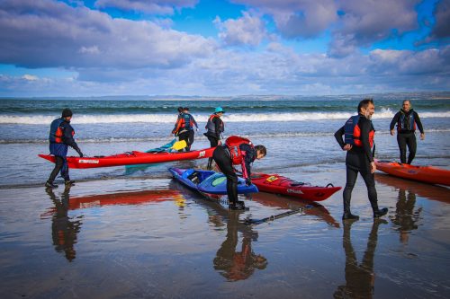 2026-10-10-CCKQC-Les-adultes-a-la-plage-0048