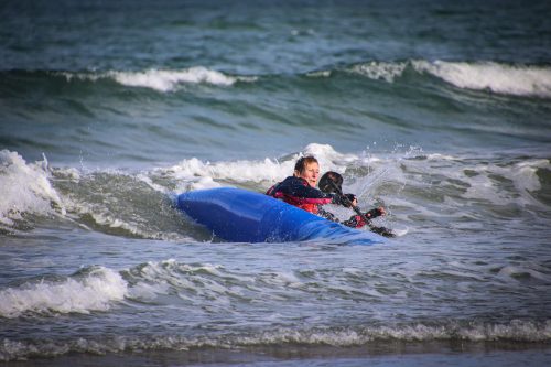 2026-10-10-CCKQC-Les-adultes-a-la-plage-0052