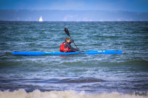 2026-10-10-CCKQC-Les-adultes-a-la-plage-0064