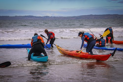 2026-10-10-CCKQC-Les-adultes-a-la-plage-0090